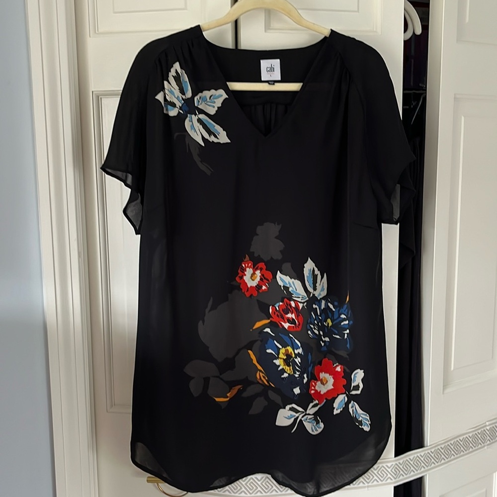 Cabi top w flowers